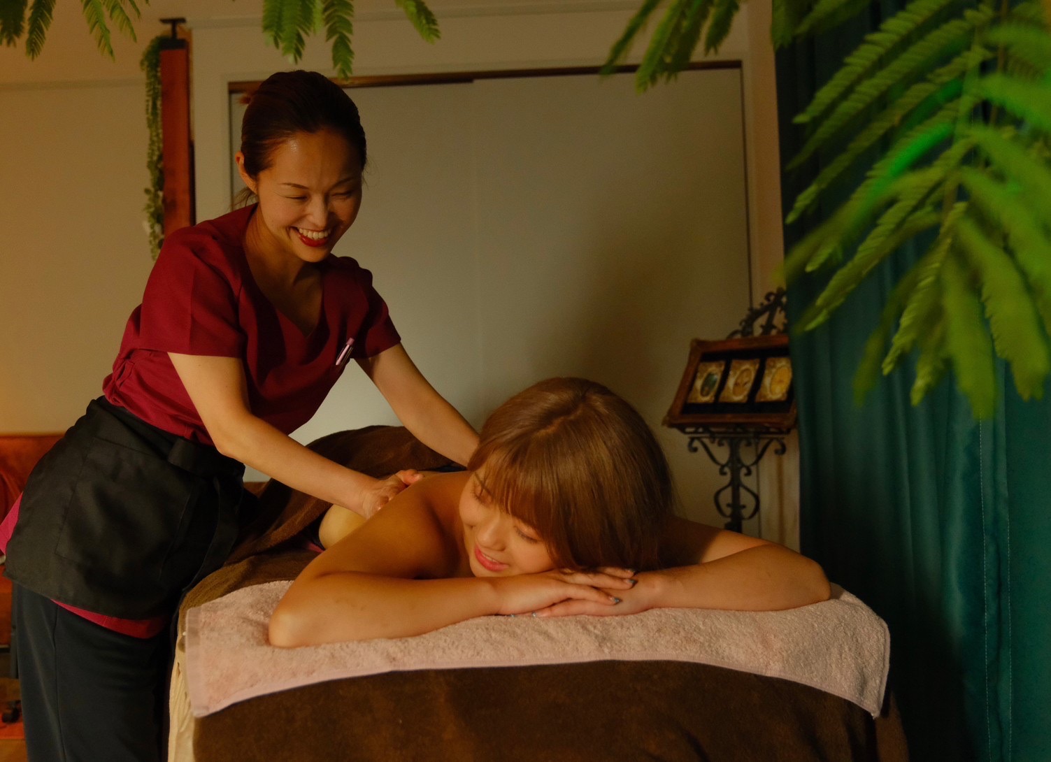 アロマトリートメントをしながらネイルの施術も可能。リラックスした姿勢で過ごせます